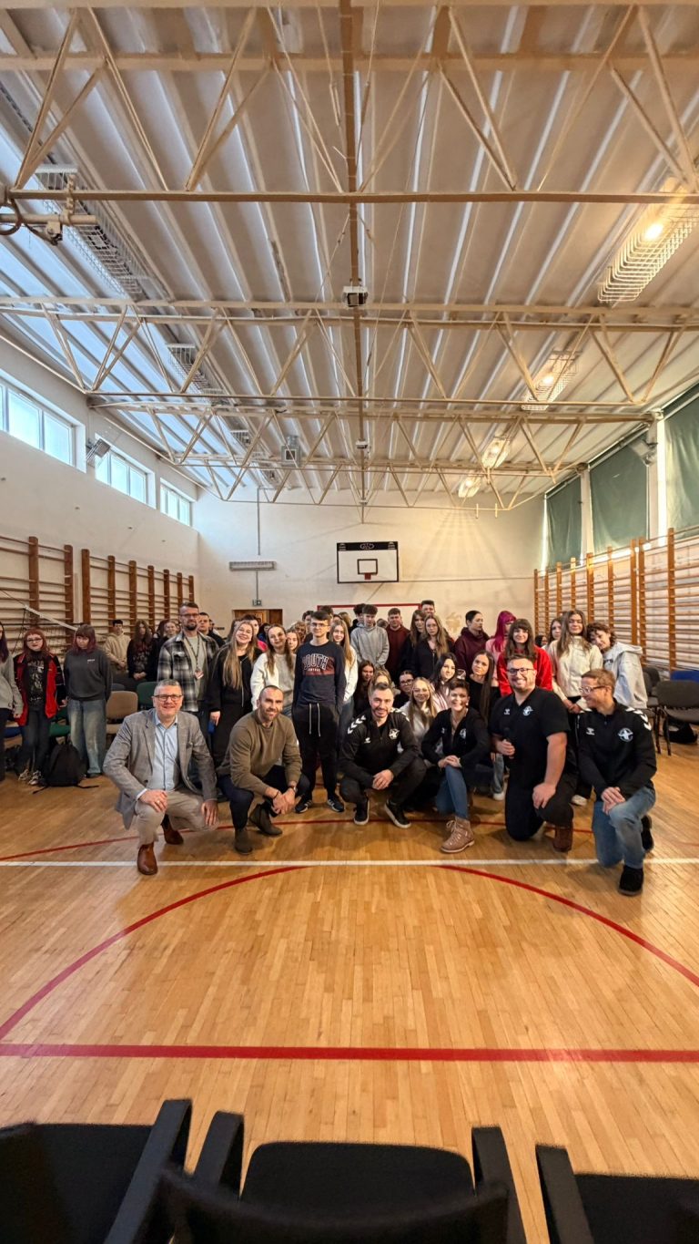 Młodzi potrzebują rozmowy. O emocjach, hejcie i budowaniu relacji